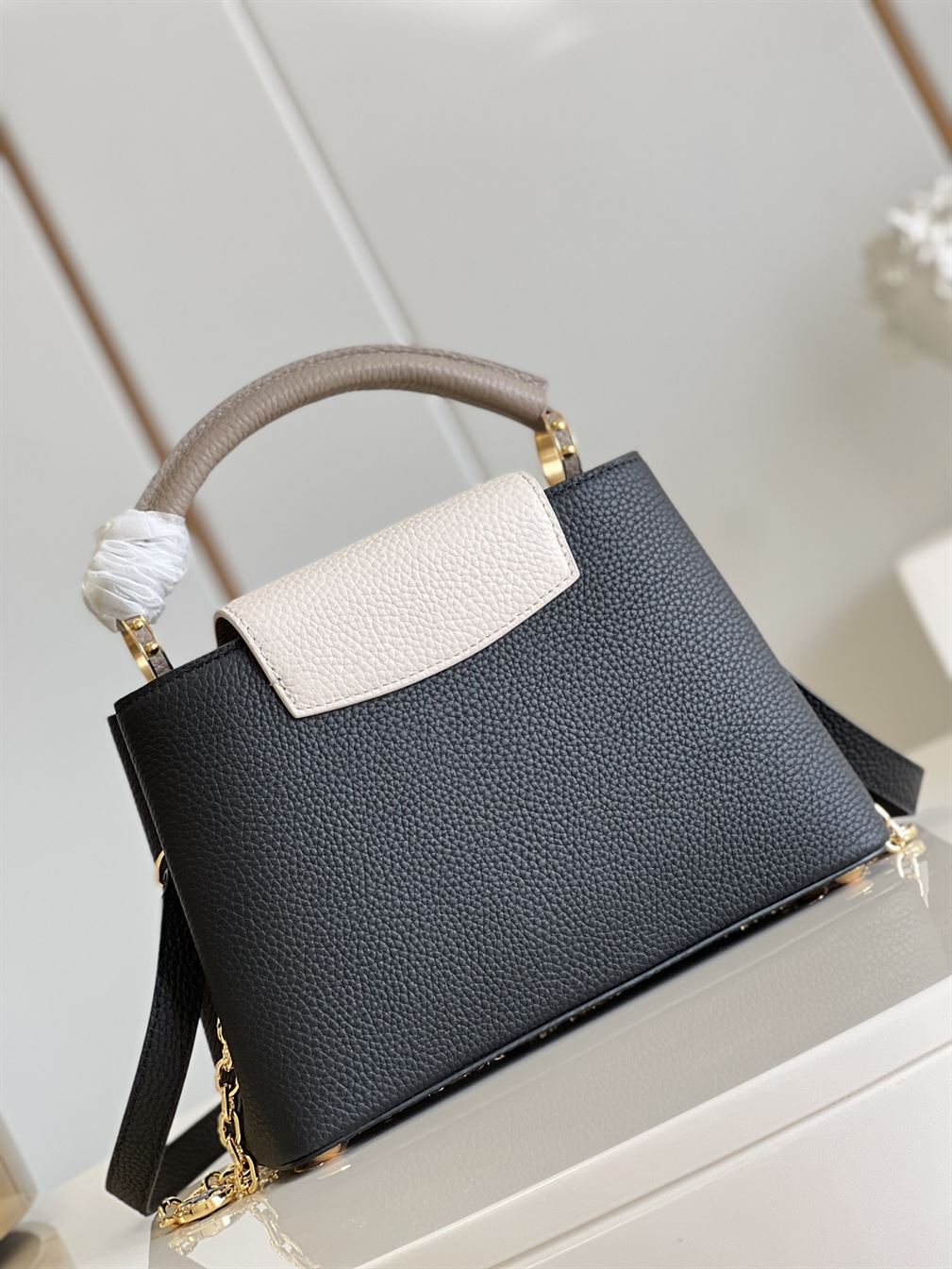 Capucines MM handbag Black - LB001