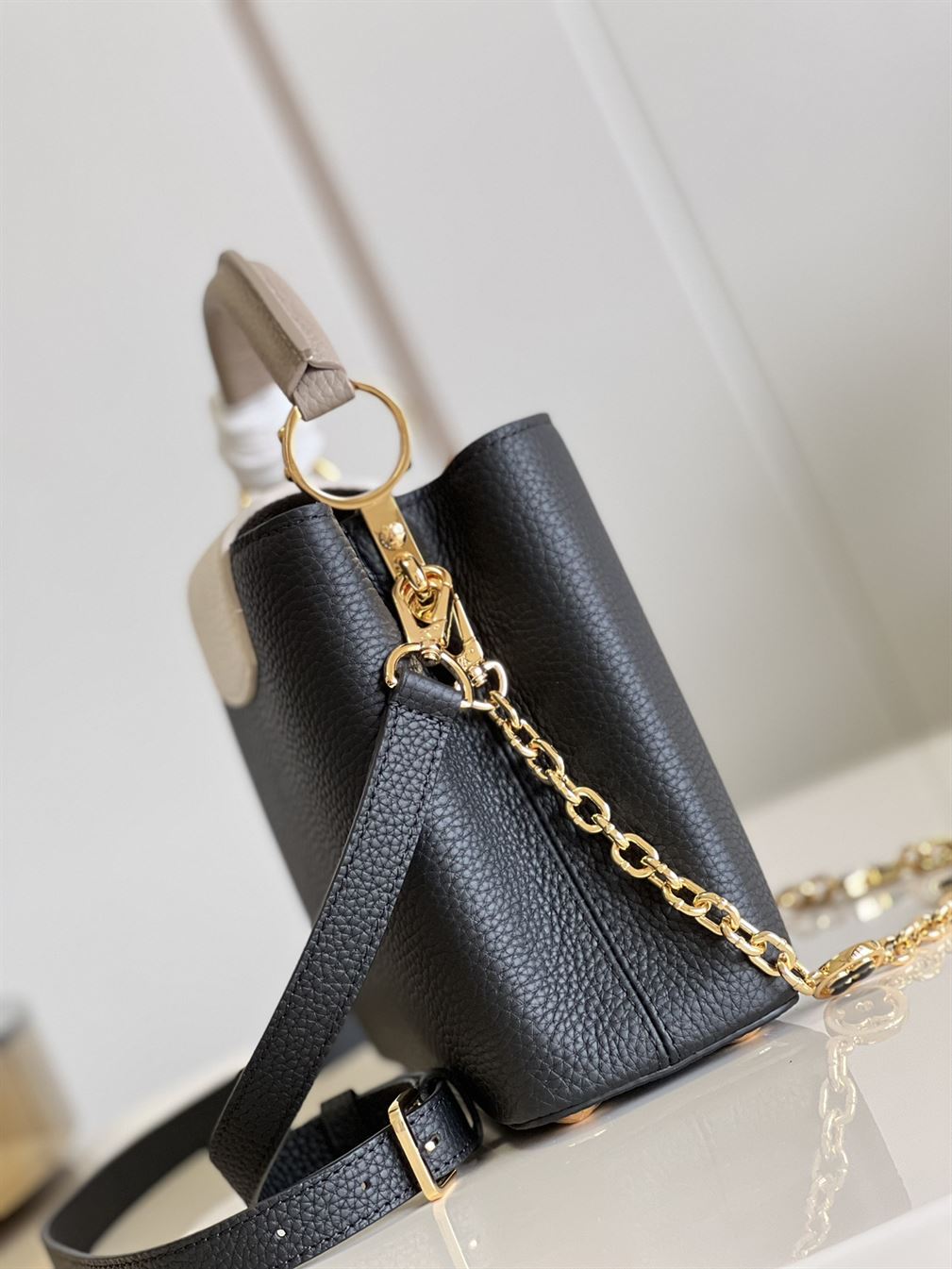 Capucines MM handbag Black - LB001