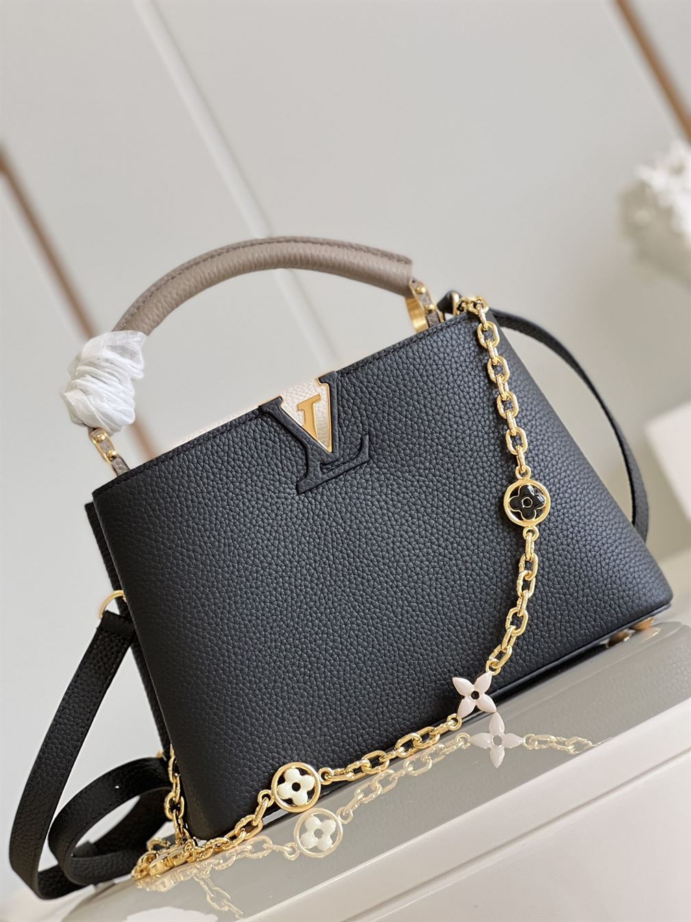 Capucines MM handbag Black - LB001