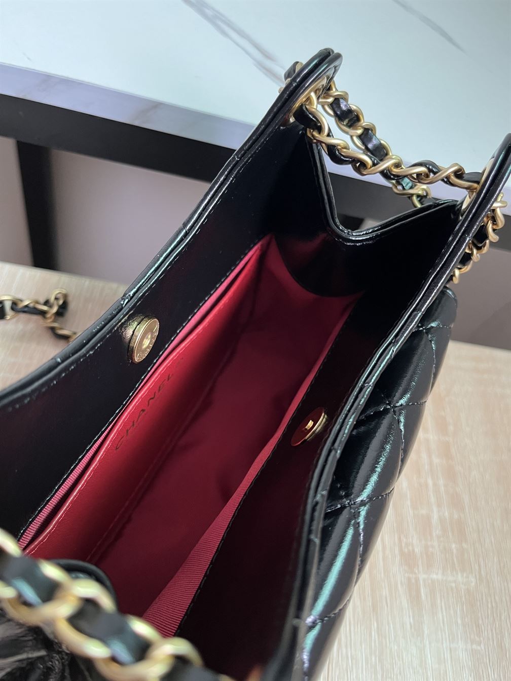 Small Hobo Bag Shiny Crumpled Calfskin & Gold-Tone Metal Black - CB014