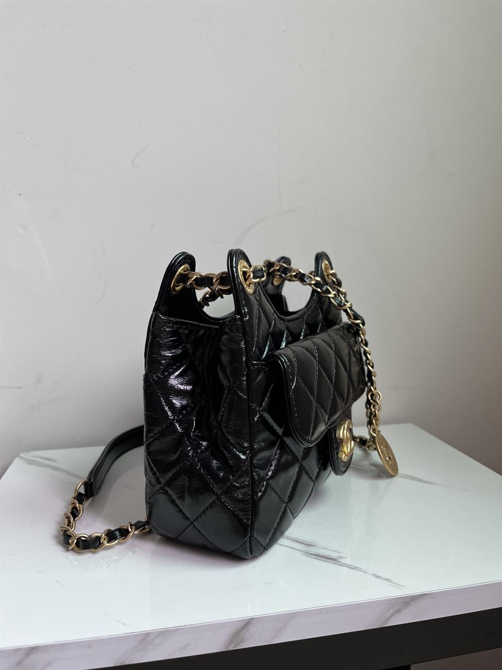 Small Hobo Bag Shiny Crumpled Calfskin & Gold-Tone Metal Black - CB014