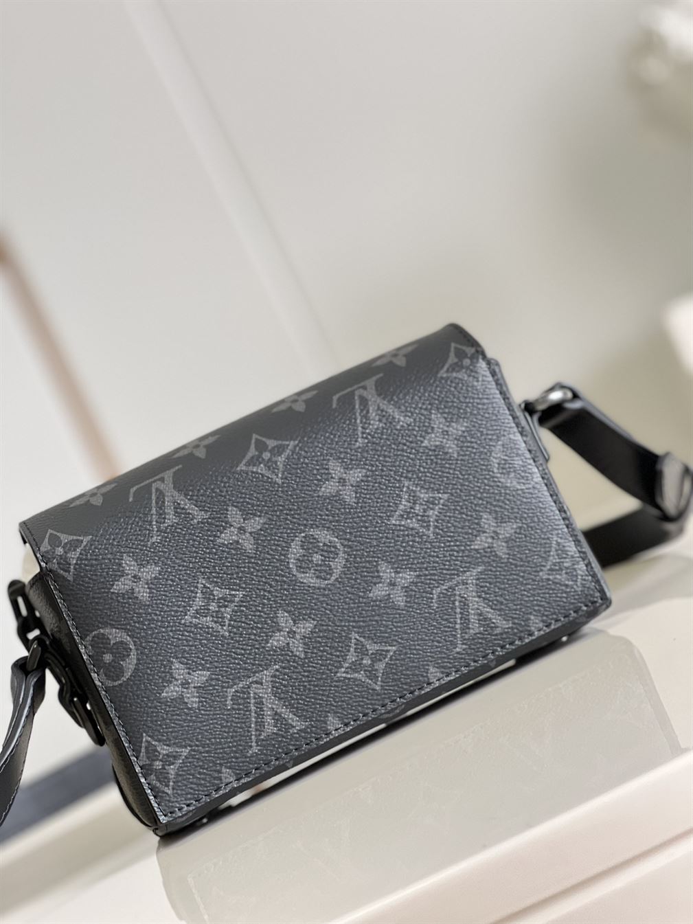 Steamer Wearable Wallet Monogram Eclipse canvas - LB023