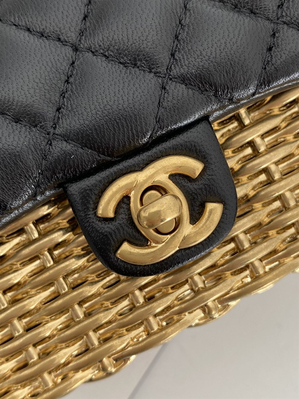 Small Evening Bag Lambskin & Gold Metal Black & Gold - CB022