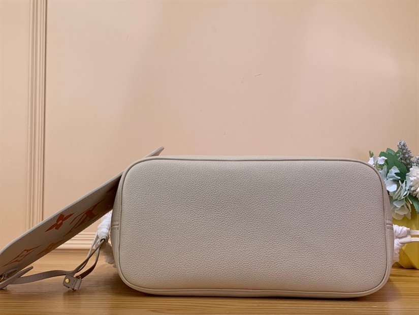 Louis Vuitton Neverfull MM Tote Bag - LB164