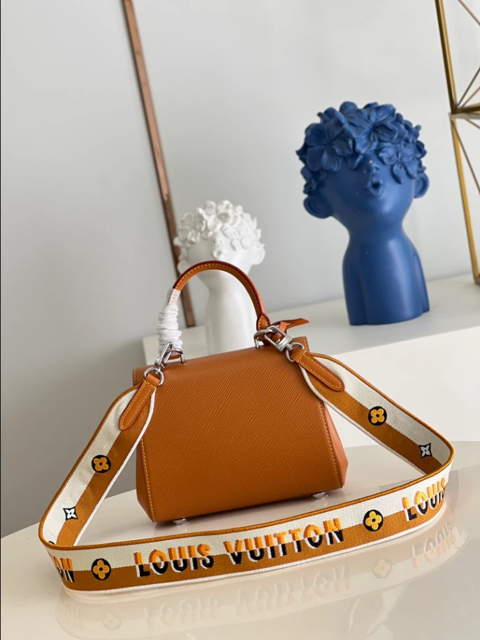 Cluny Mini Epi Leather Bag - LB283