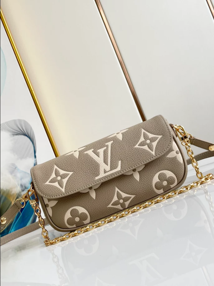 Wallet On Chain Ivy Bicolour Monogram Empreinte Leather - LB242