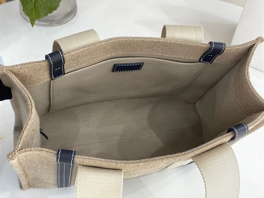 Chloé Medium Woody Tote Bag - MB006
