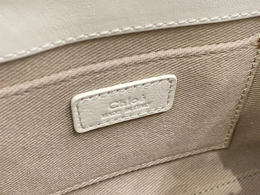 Chloé Mini Woody Tote Bag Smooth Calfskin With Chloé Logo - MB031