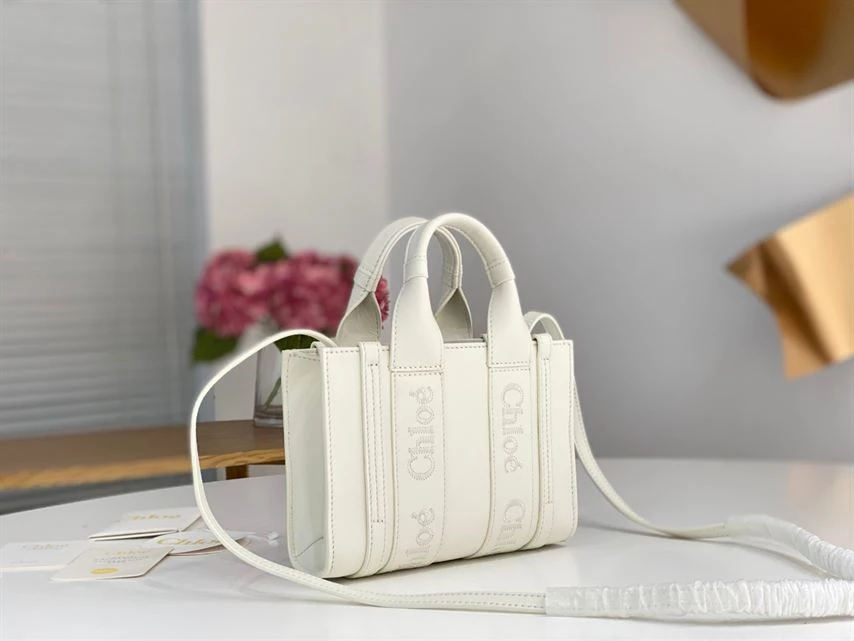 Chloé Mini Woody Tote Bag Smooth Calfskin With Chloé Logo - MB031