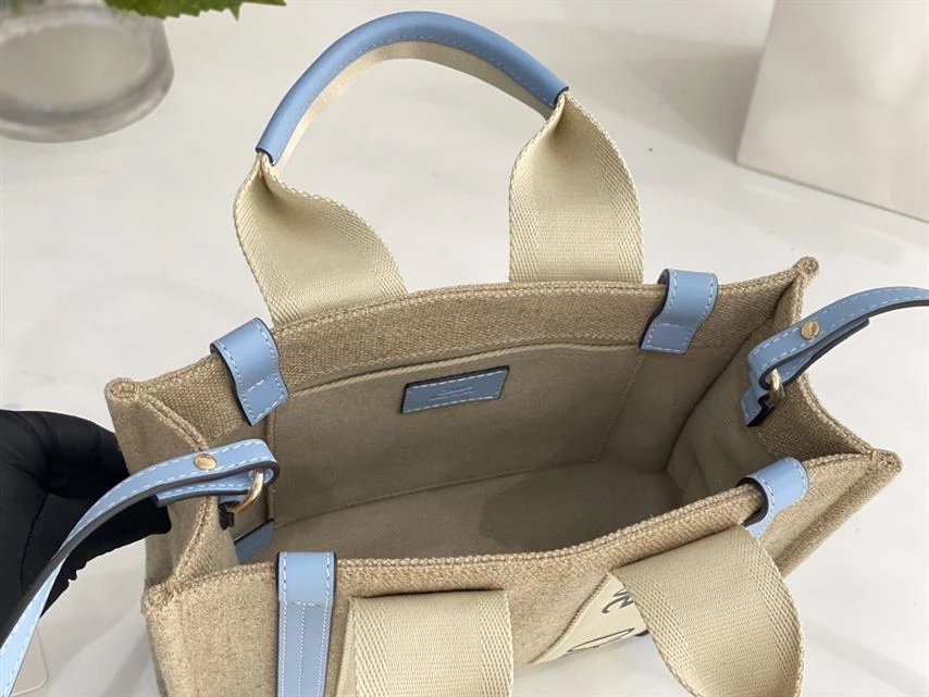 Chloé Small Woody Tote Bag Linen canvas Calfskin With Chloé Logo - MB020