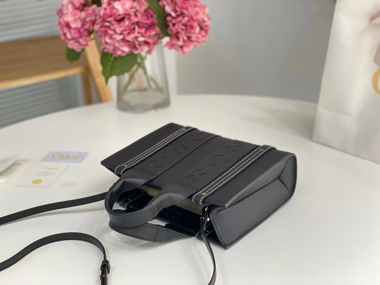 Chloé Small Woody Tote Bag Smooth Calfskin With Chloé Logo Black - MB012