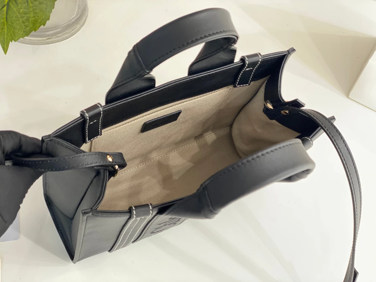 Chloé Small Woody Tote Bag Smooth Calfskin With Chloé Logo Black - MB012