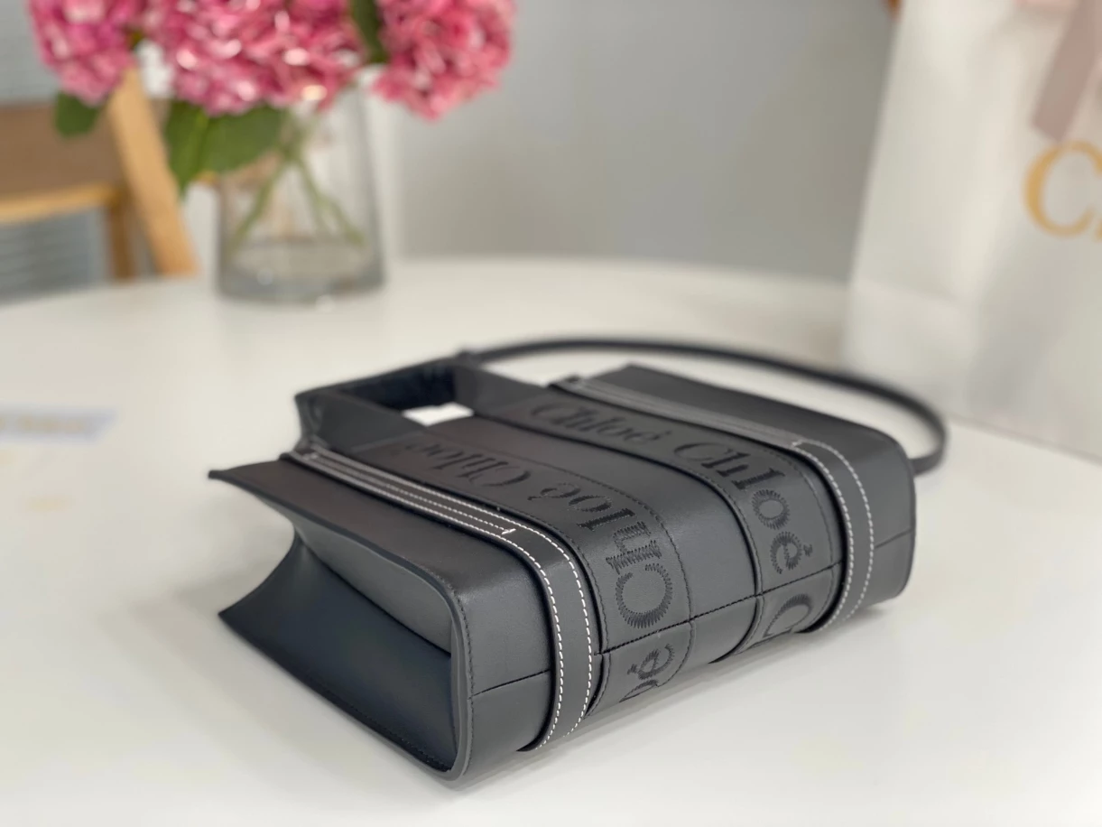 Chloé Small Woody Tote Bag Smooth Calfskin With Chloé Logo Black - MB012