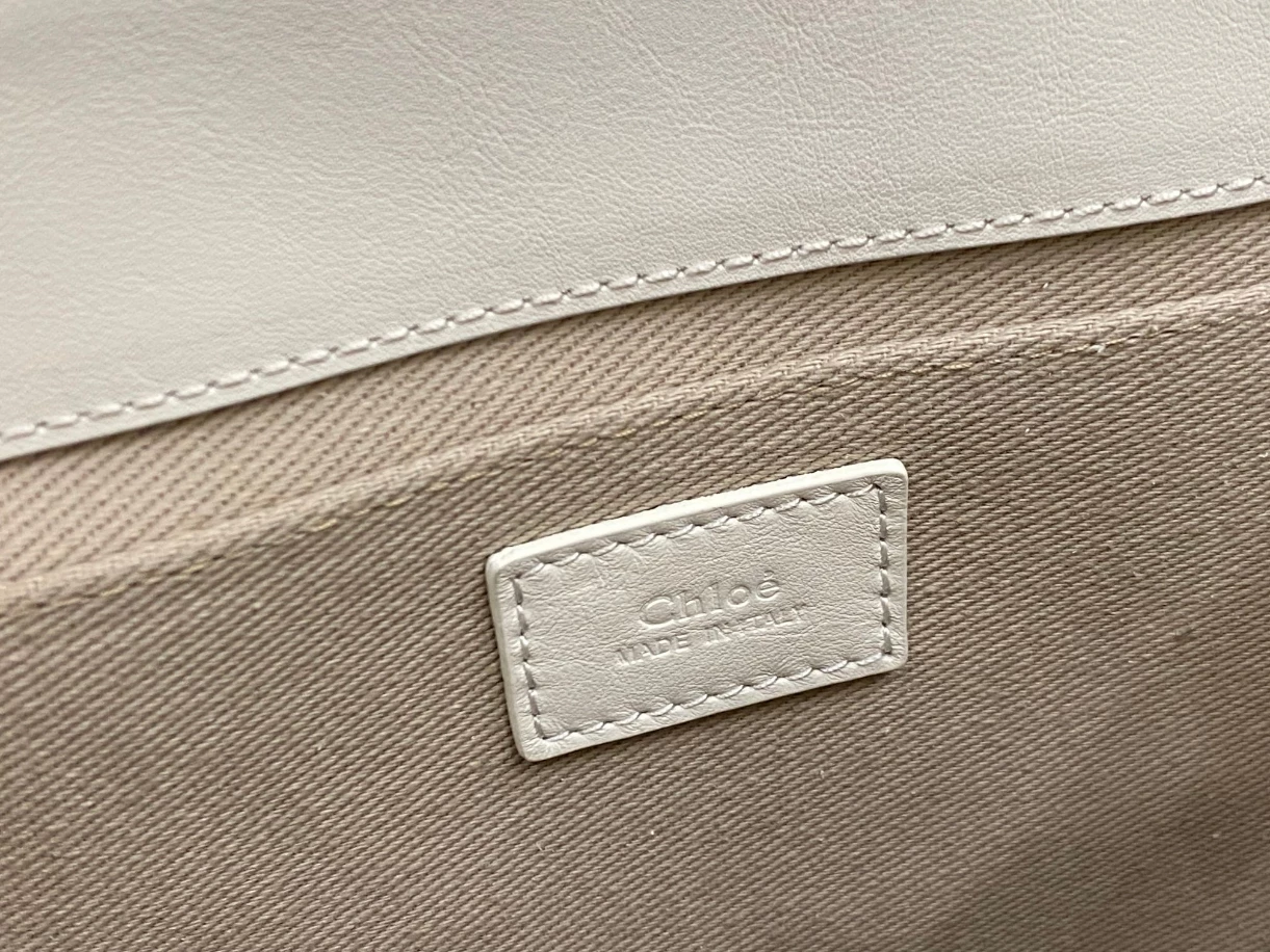 Chloé Small Woody Tote Bag Smooth Calfskin With Chloé Logo - MB013