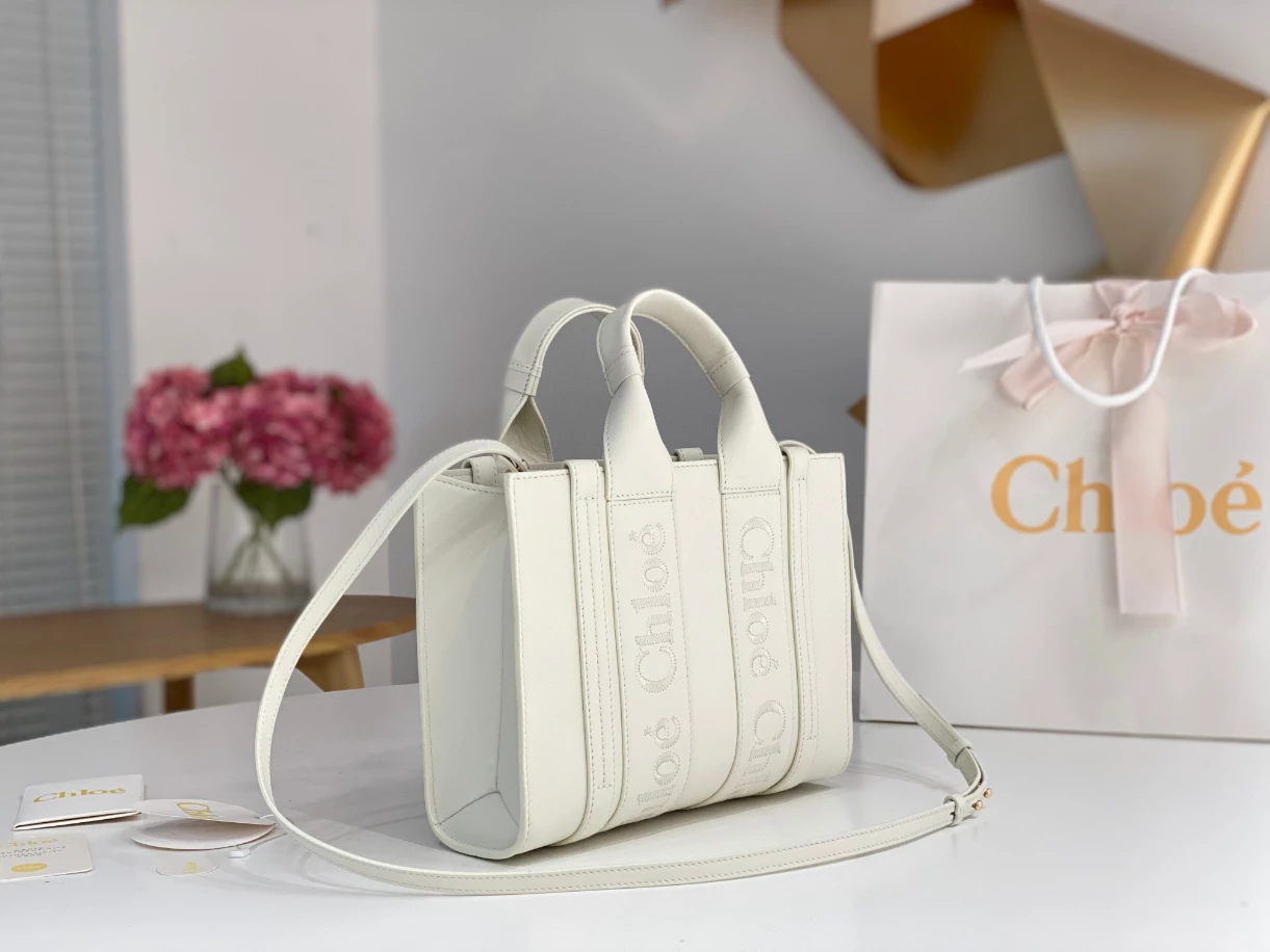 Chloé Small Woody Tote Bag Smooth Calfskin With Chloé Logo - MB013