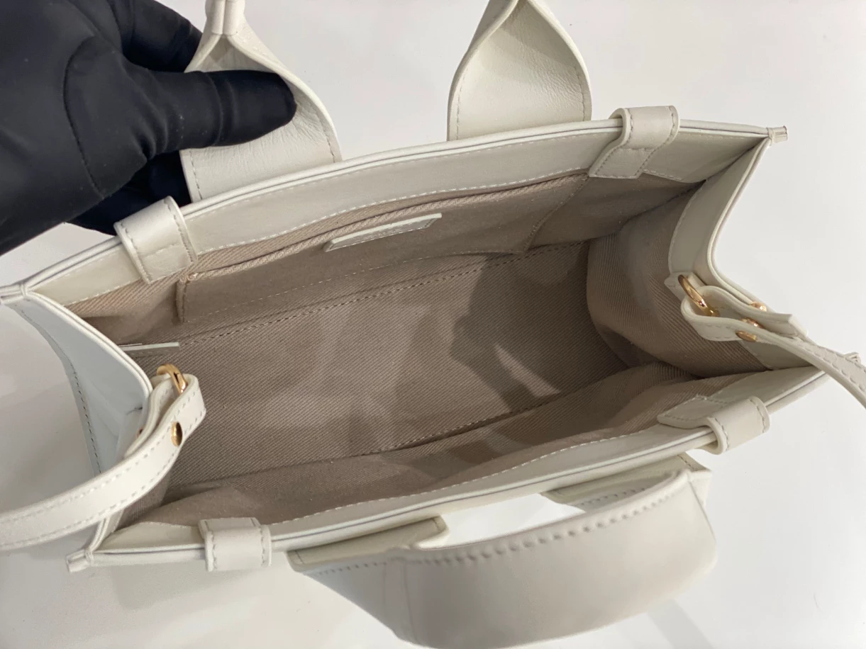 Chloé Small Woody Tote Bag Smooth Calfskin With Chloé Logo - MB013