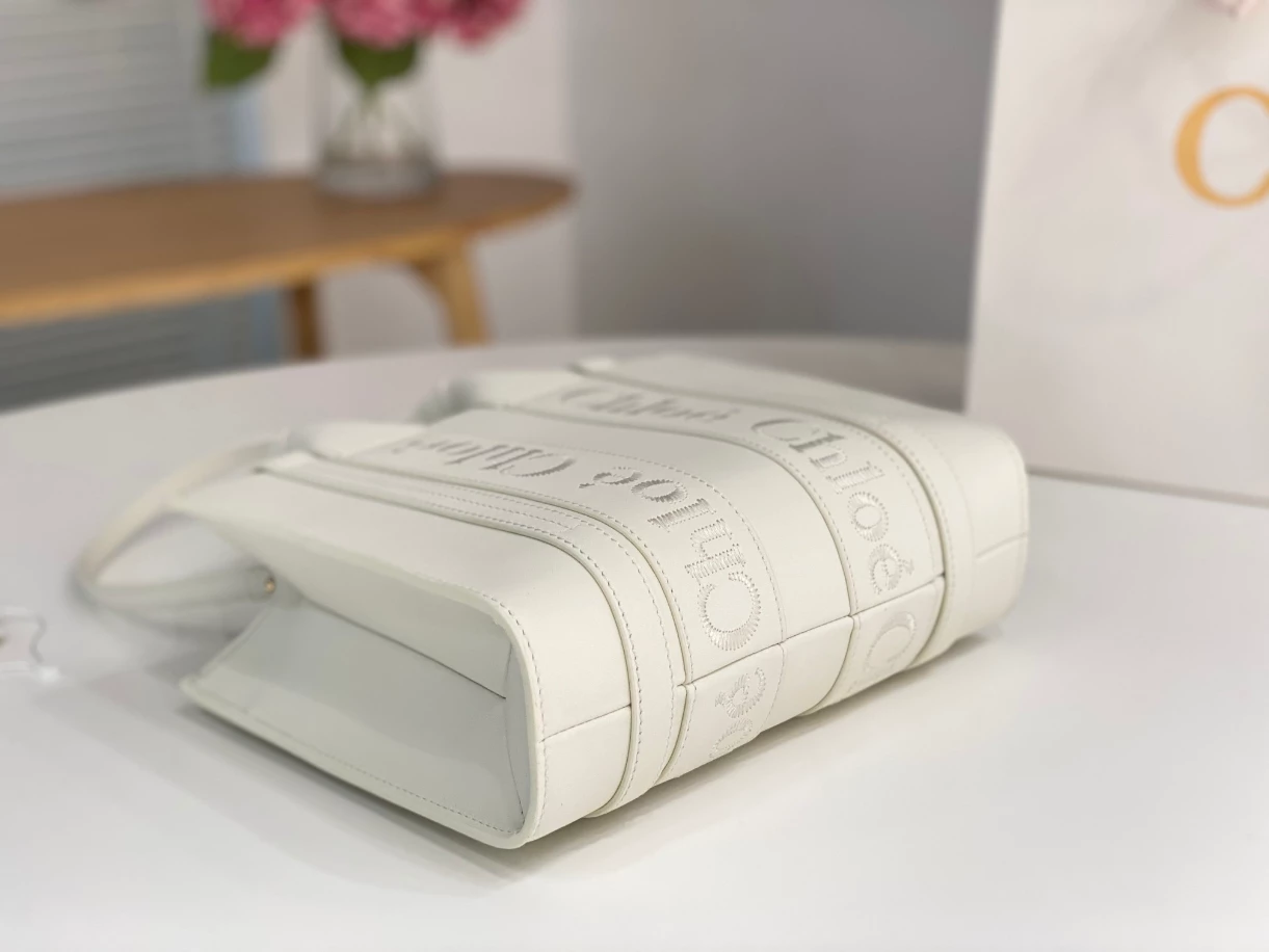 Chloé Small Woody Tote Bag Smooth Calfskin With Chloé Logo - MB013