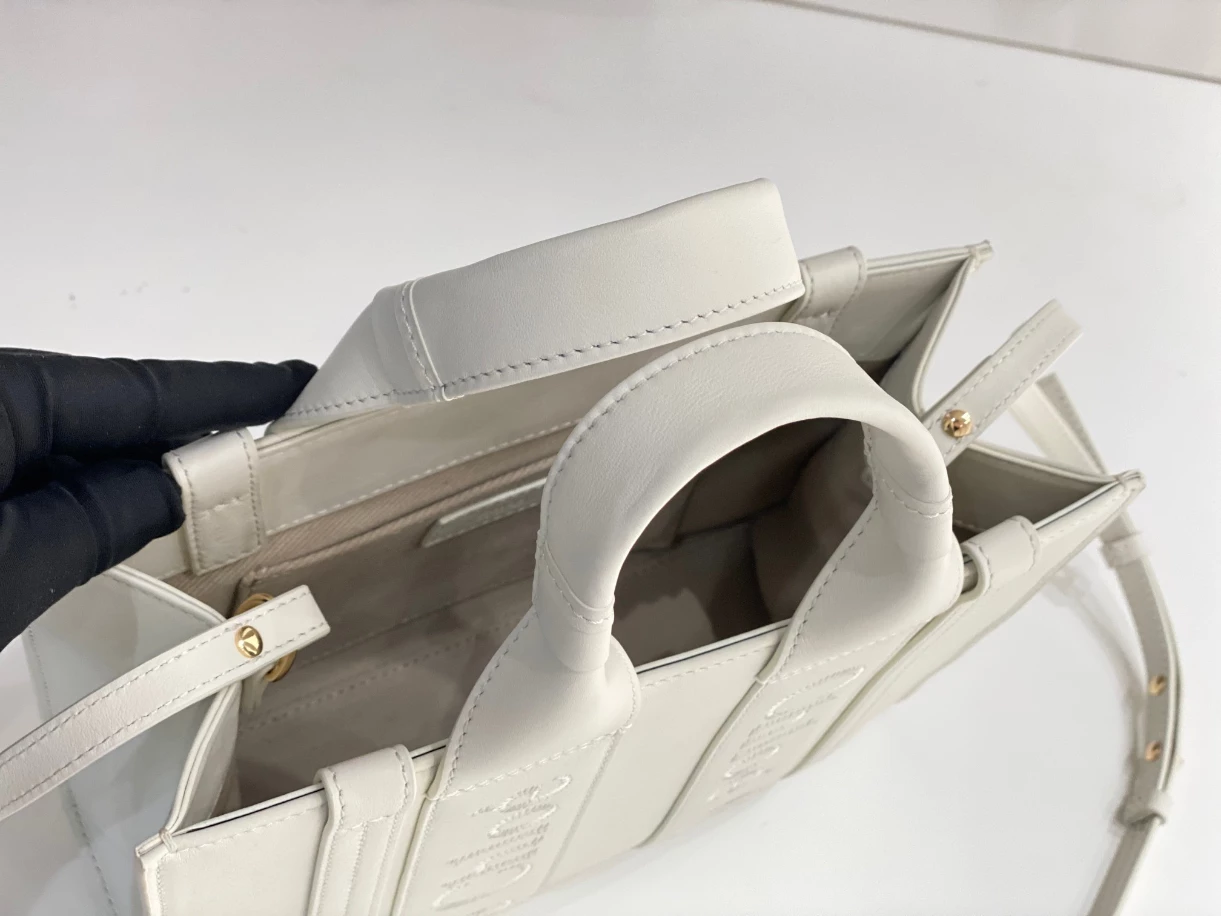 Chloé Small Woody Tote Bag Smooth Calfskin With Chloé Logo - MB013