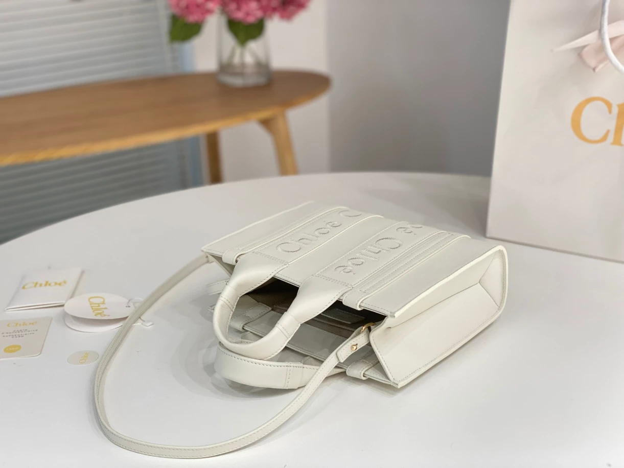 Chloé Small Woody Tote Bag Smooth Calfskin With Chloé Logo - MB013