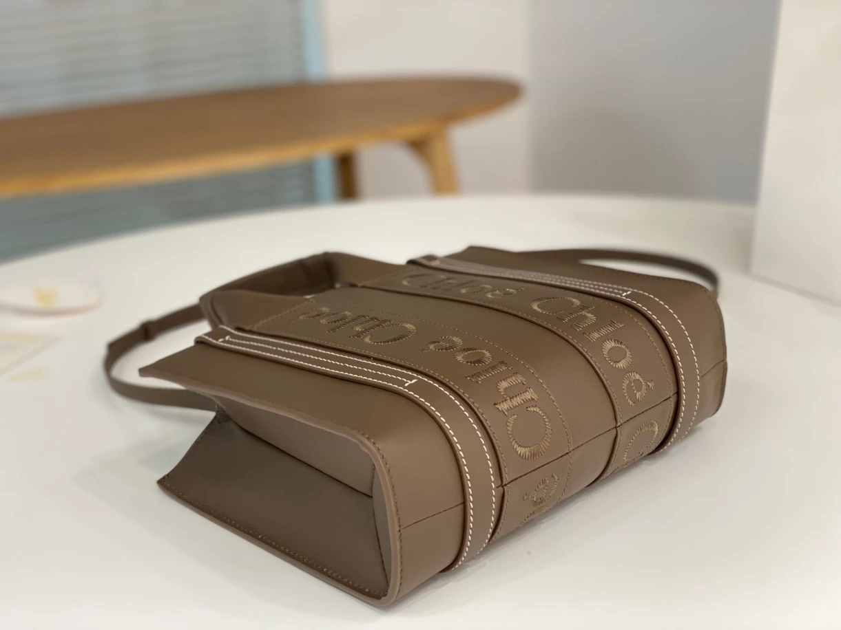 Chloé Small Woody Tote Bag Smooth Calfskin With Chloé Logo - MB015