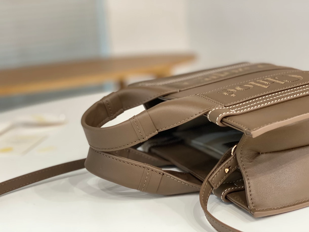 Chloé Small Woody Tote Bag Smooth Calfskin With Chloé Logo - MB015