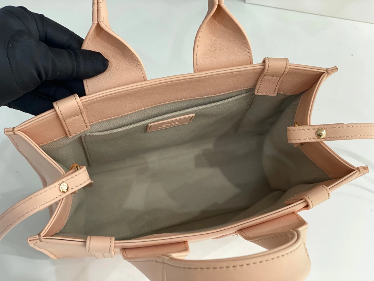 Chloé Small Woody Tote Bag Smooth Calfskin With Chloé Logo - MB016