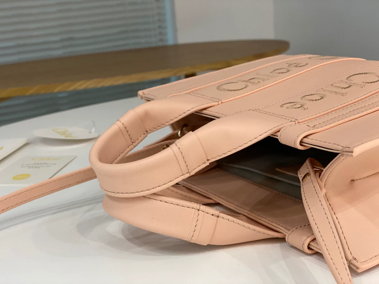 Chloé Small Woody Tote Bag Smooth Calfskin With Chloé Logo - MB016