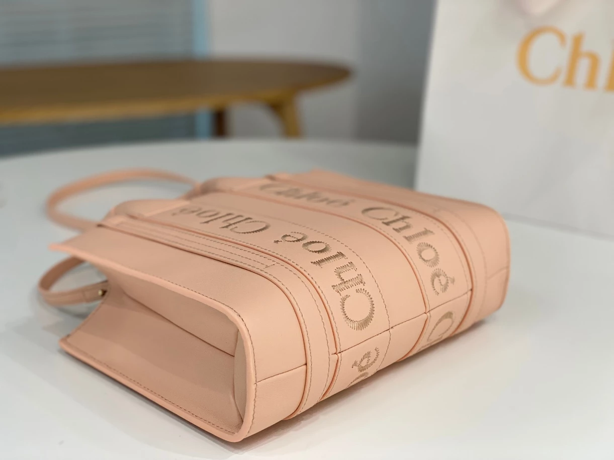 Chloé Small Woody Tote Bag Smooth Calfskin With Chloé Logo - MB016