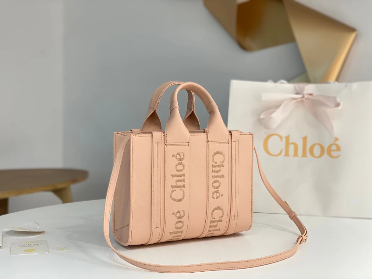 Chloé Small Woody Tote Bag Smooth Calfskin With Chloé Logo - MB016