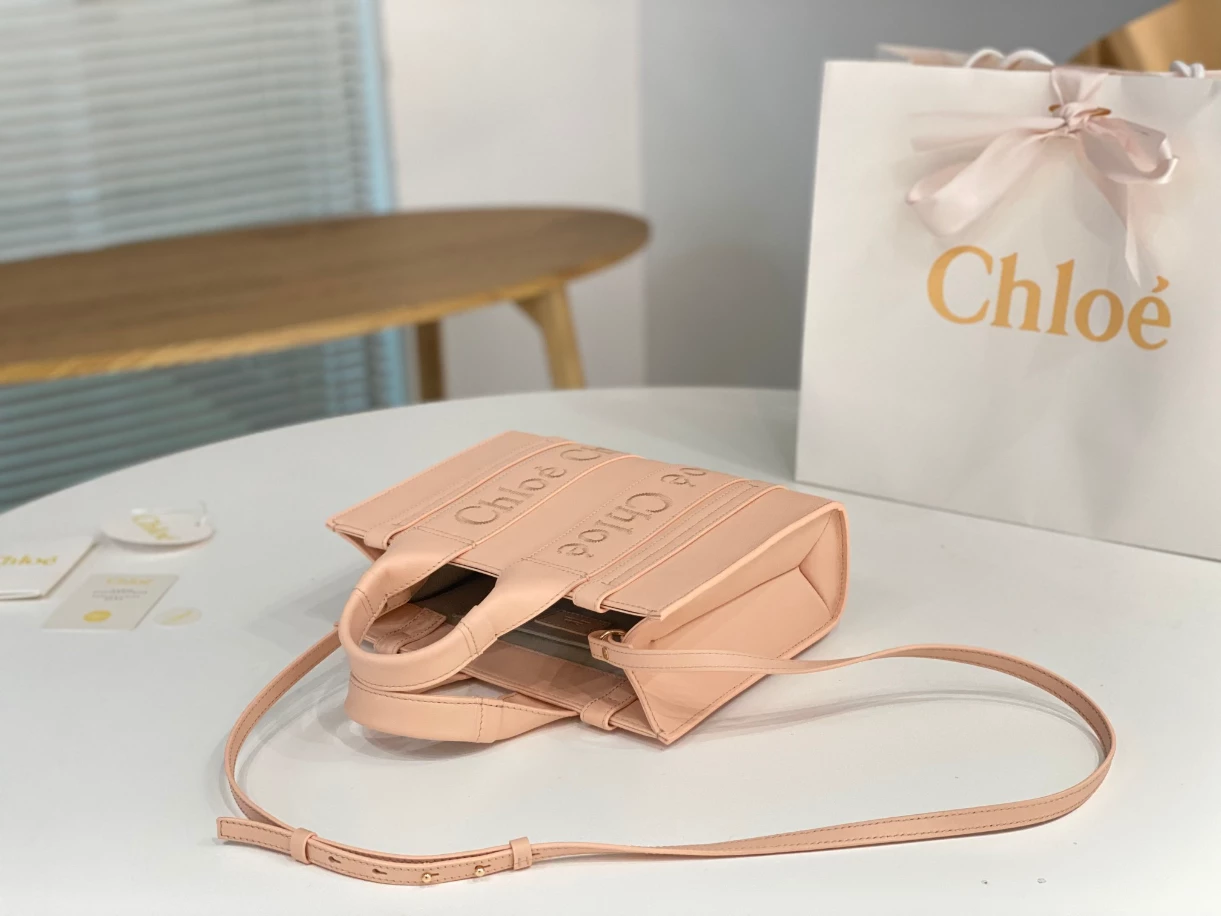 Chloé Small Woody Tote Bag Smooth Calfskin With Chloé Logo - MB016