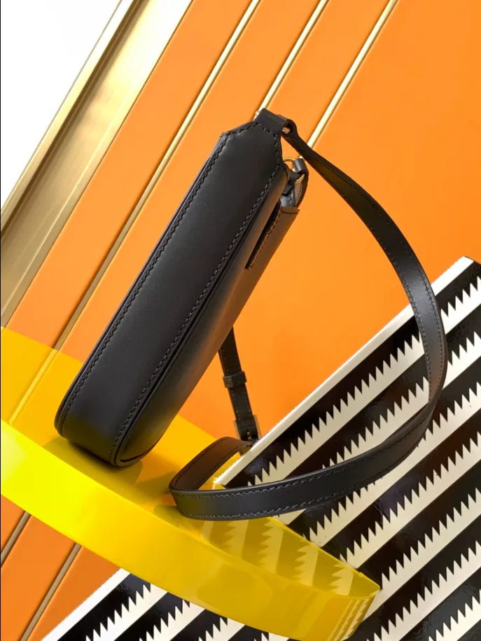 LE 5 À 7 Vertical in Smooth Leather Bag - YB007