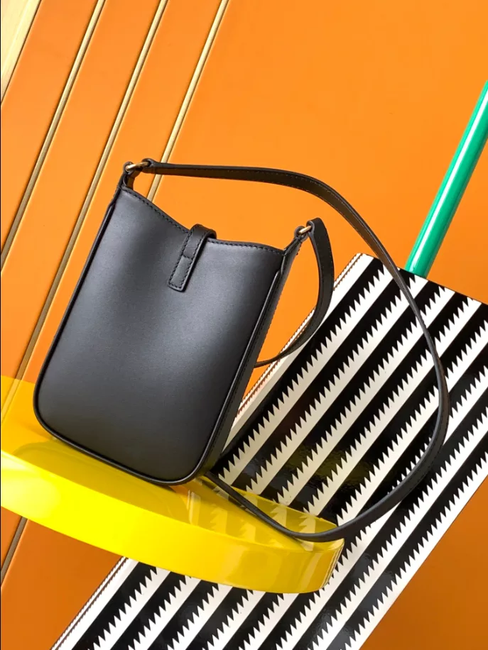 LE 5 À 7 Vertical in Smooth Leather Bag - YB007