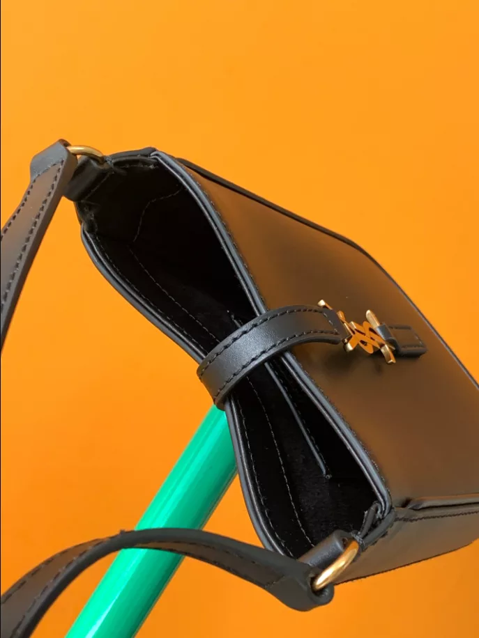 LE 5 À 7 Vertical in Smooth Leather Bag - YB007