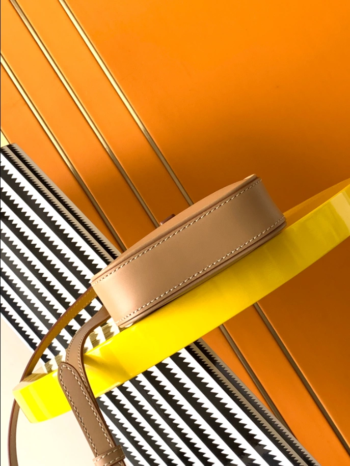 LE 5 À 7 Vertical in Smooth Leather Bag - YB008