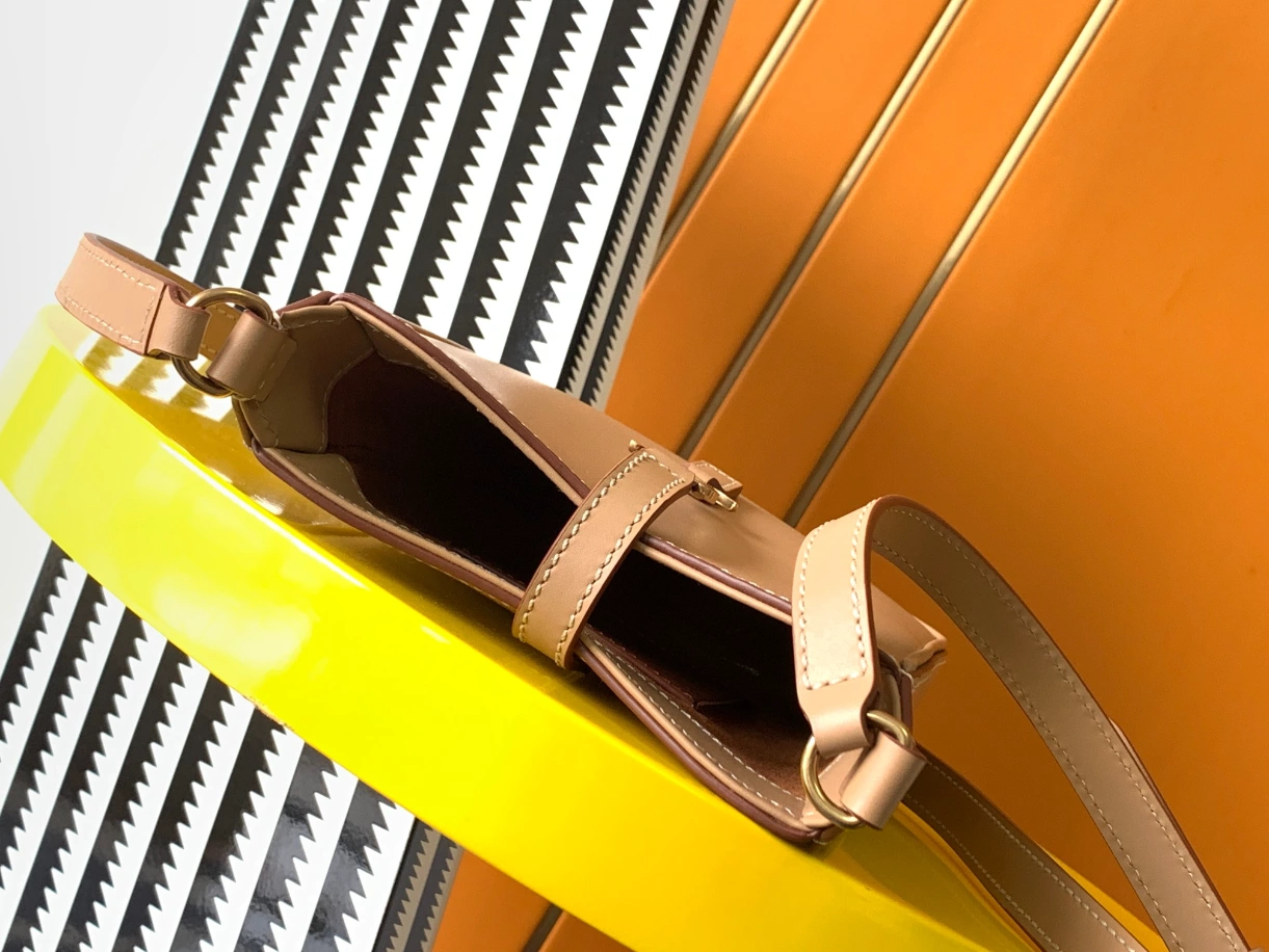 LE 5 À 7 Vertical in Smooth Leather Bag - YB008