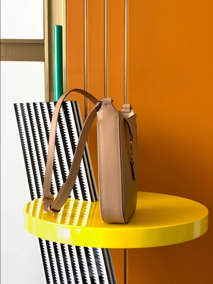 LE 5 À 7 Vertical in Smooth Leather Bag - YB008