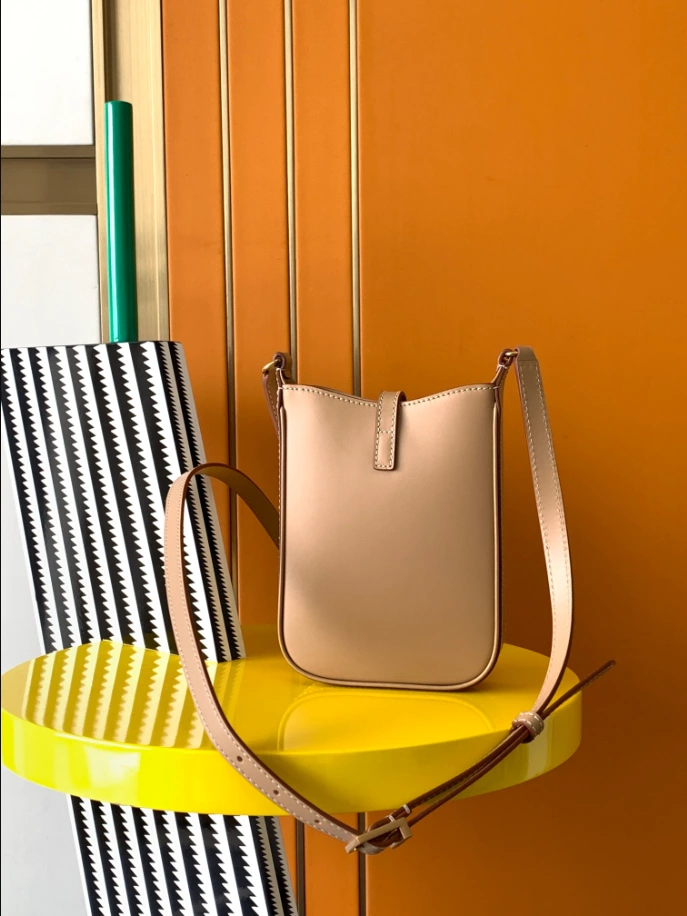 LE 5 À 7 Vertical in Smooth Leather Bag - YB008