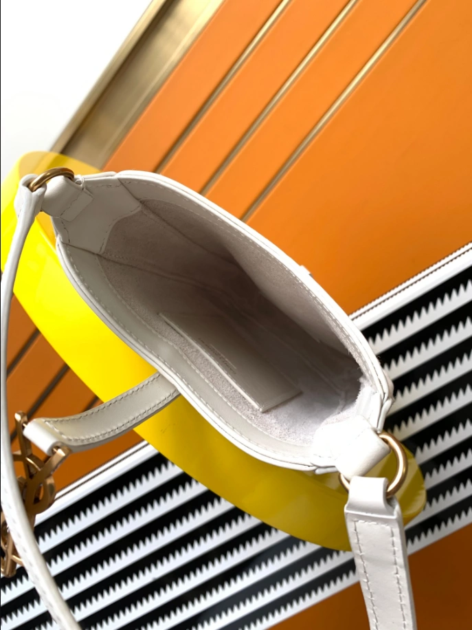 LE 5 À 7 Vertical in Smooth Leather Bag - YB009