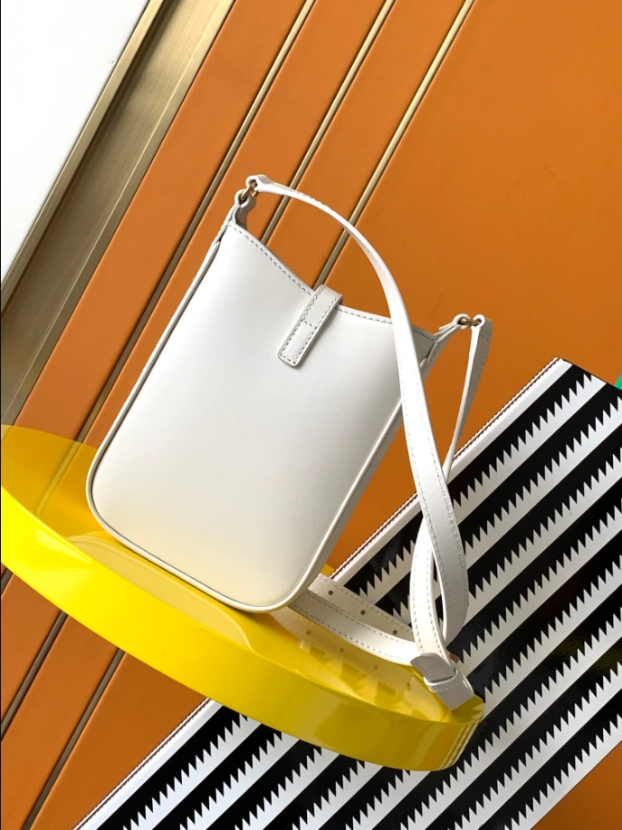 LE 5 À 7 Vertical in Smooth Leather Bag - YB009