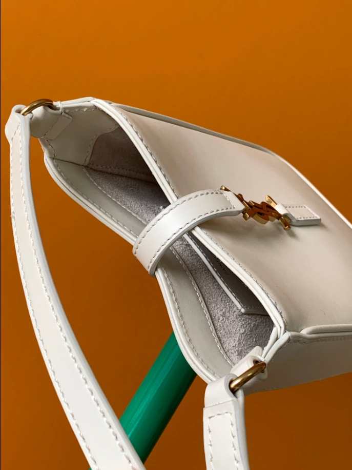 LE 5 À 7 Vertical in Smooth Leather Bag - YB009