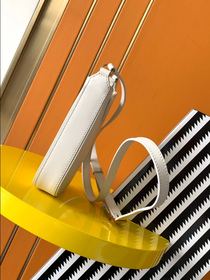 LE 5 À 7 Vertical in Smooth Leather Bag - YB009