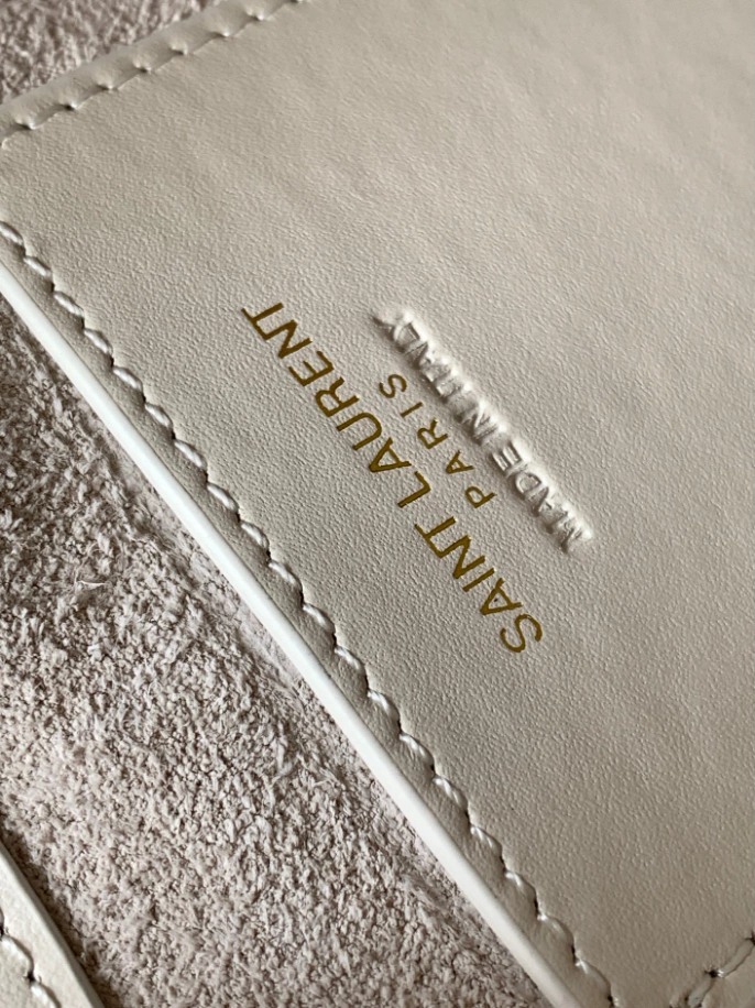 LE 5 À 7 Vertical in Smooth Leather Bag - YB009