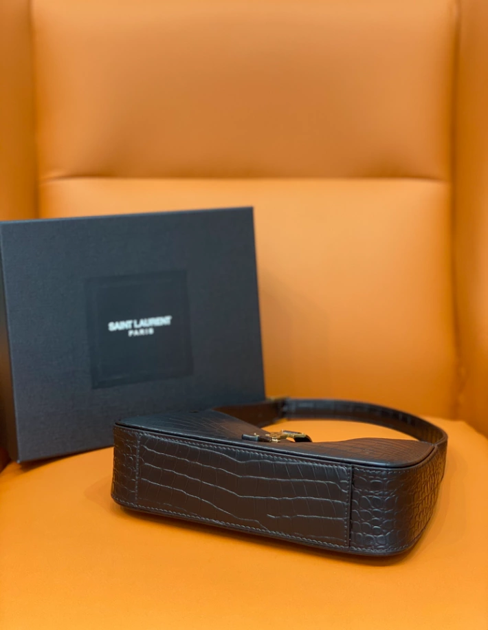 LE 5 à 7 in Crocodile-Embossed Shiny Leather Bag - YB026