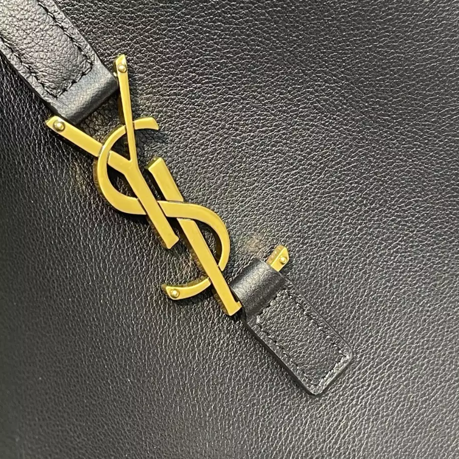 Le 5 à 7 Supple Large in smooth leather Bag - YB024