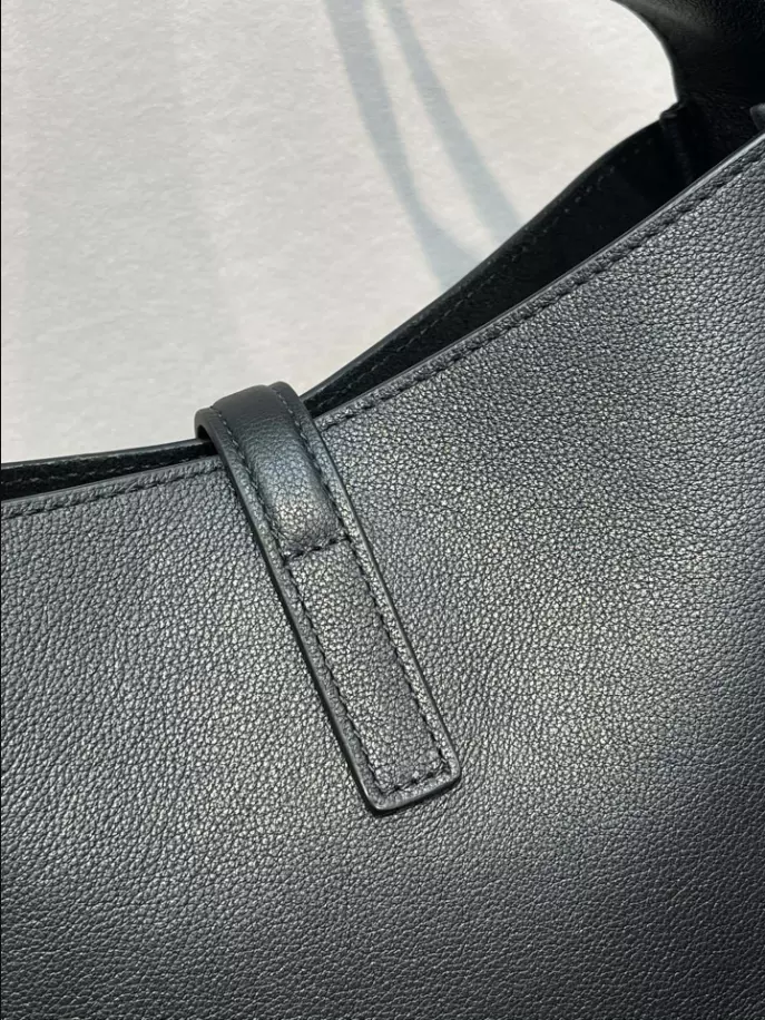 Le 5 à 7 Supple Small in grained leather Bag - YB022