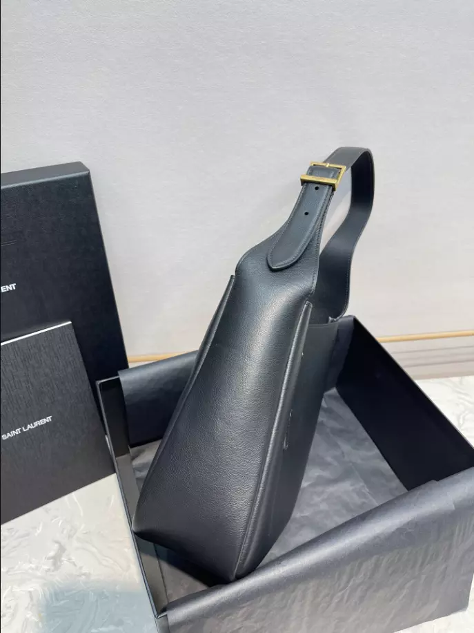 Le 5 à 7 Supple Small in grained leather Bag - YB022