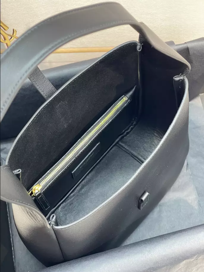 Le 5 à 7 Supple Small in grained leather Bag - YB022