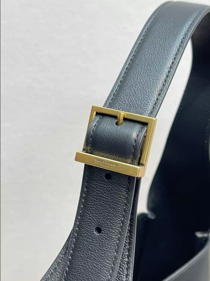 Le 5 à 7 Supple Small in grained leather Bag - YB022