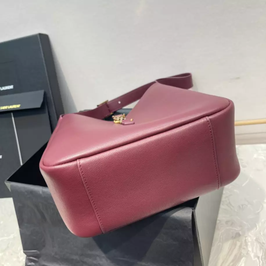 Le 5 à 7 Supple Small in grained leather Bag - YB023