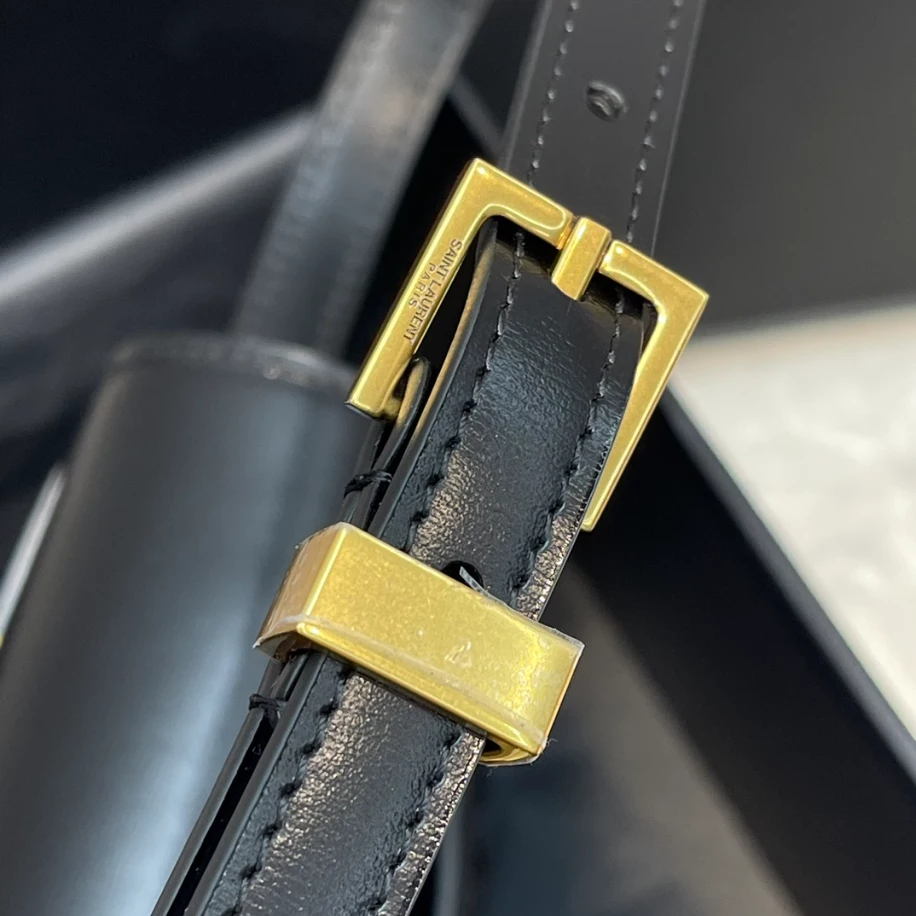 Manhattan Small Shoulder Bag in Box Saint Laurent - YB055